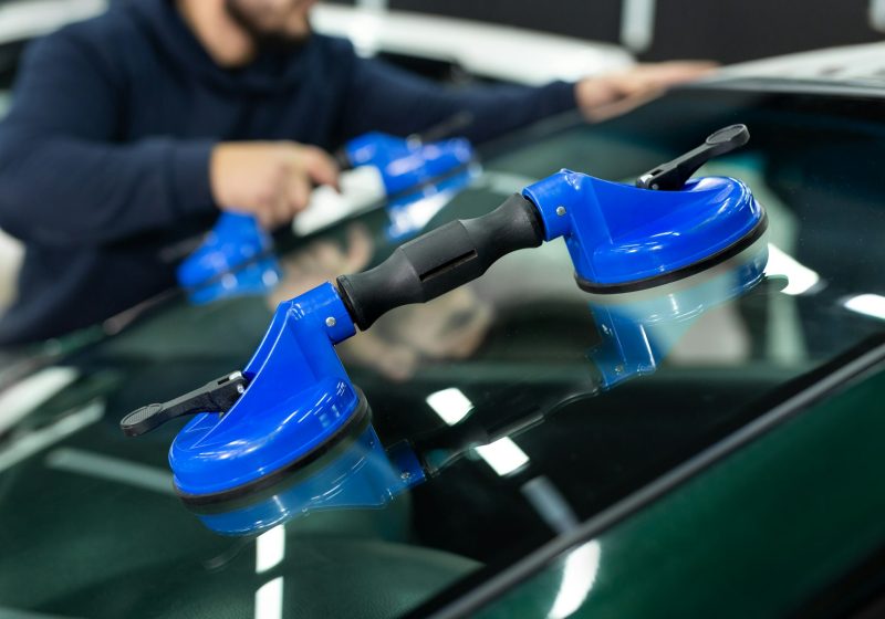 Glass of the car is a close-up in the room, removed with the help of professional suction cups.